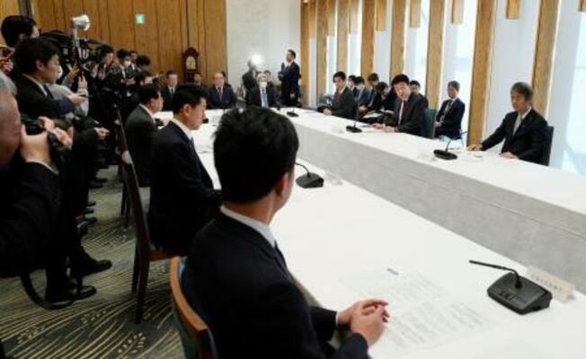 首相官邸で開かれたクマ対策の関係閣僚会議=27日午前