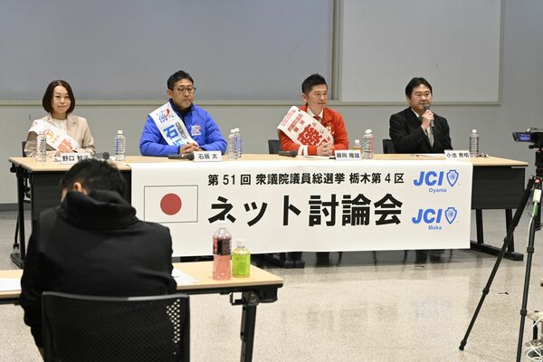 ネット討論会に臨む衆院選栃木４区の立候補者ら＝５日午後９時半、小山市城東１丁目