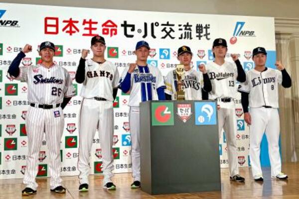 交流戦開幕を控え、記者会見に臨んだ(左から)ヤクルト・山野、巨人・田和、DeNA・松尾、ソフトバンク・木村光、オリックス・寺西、西武・渡部=25日、東京都内