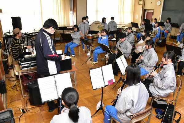 野田さん（左）とリハーサルに臨む生徒たち