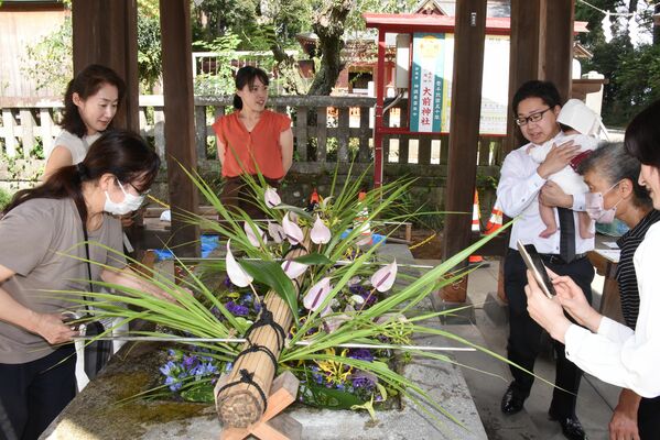 １３種類の草花で彩られた大前神社の手水舎