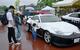 　展示イベントで栃木県警のスポーツカーを見る来場者＝４日午前、栃木県茂木町