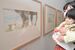 「ふうとはな」シリーズの原画を見つめる来館者