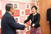石坂市長から委嘱状を受け取る上田さん