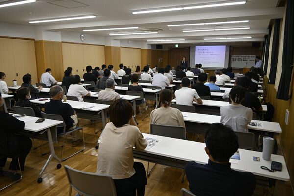 板津氏が参院選への決意を語った憲法講演会＝20日夜、栃木市入舟町
