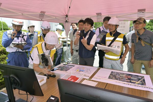 クマ探索と並行し住民避難などの手順を確認する市職員ら