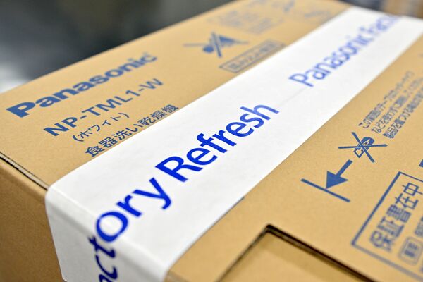 箱詰めされた再生品。「Refresh」と書かれたテープで梱包する=16日午前、宇都宮市平出工業団地