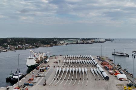 　風力発電の風車の羽根などの部品＝２０２５年９月、米東部コネティカット州（ロイター＝共同）