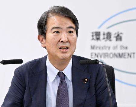 　インタビューに答える石原環境相