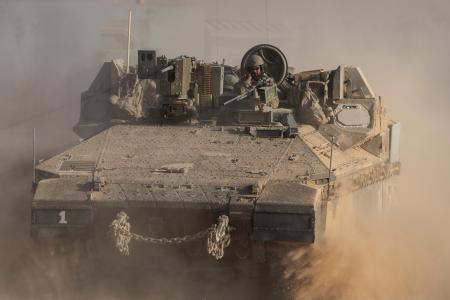　イスラエルとガザの境界近くで軍用車両に乗るイスラエル兵＝８月２６日（ＡＰ＝共同）