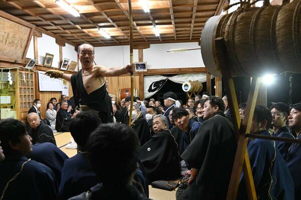 矢放ち無病息災願う 那須烏山 八雲神社で追儺祭｜朝刊・夕刊ニュース