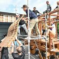 鹿沼秋まつりの“顔”「彫刻屋台」、力自慢の若衆たちが組み立て　一体どんな作業なのか？