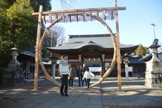 「よい新年を」　小山・須賀神社に大茅の輪　