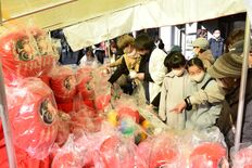 縁起物求めてにぎわう　小山で初市・だるま市