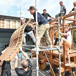 鹿沼秋まつりの“顔”「彫刻屋台」、力自慢の若衆たちが組み立て　一体どん…