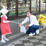 気分は街のヒーロー　栃木駅をコスプレ姿でごみ拾い