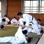 金メダリスト中村さんが講師　真岡・物部中で特別授業　柔道の基本や技学ぶ