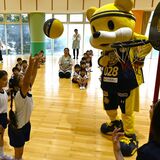ブレックスのコーチ指導でバスケ体験　足利くるみ幼稚園の園児たち　「ブレッキー」も登場で笑顔
