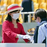 佳子さま、天皇杯を授与　選手団に拍手送る　国体閉会式【動画】