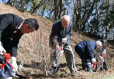 茂呂山を花咲く山に