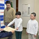 兄弟の「こんにちは」なかったら、通り過ぎてしまったかも…　宇都宮の親子３人に感謝状　高齢女性を保護