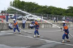 迅速消火に備え 正確な動作競う