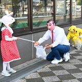 気分は街のヒーロー　栃木駅をコスプレ姿でごみ拾い
