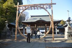 「よい新年を」　小山・須賀神社に大茅の輪　