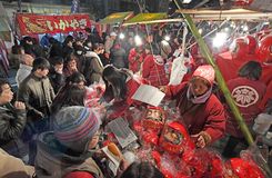 だるま求め初市にぎわう 宇都宮