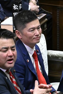 本会議に臨む藤岡氏=23日午後、衆院本会議場