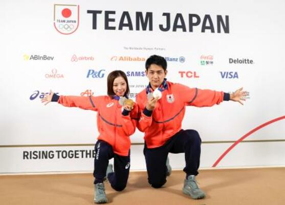 記者会見を終え、メダルを手にポーズをとる三浦璃来(左)、木原龍一組=17日、イタリア・ミラノ(共同)