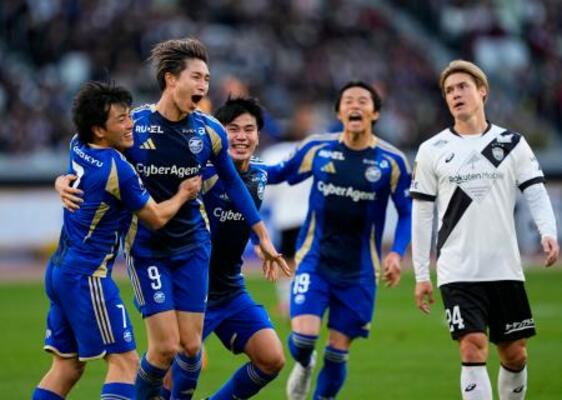 　町田―神戸　後半、自身２点目のゴールを決め、喜ぶ町田・藤尾（左から２人目）＝国立競技場