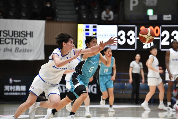 第２クオーター７分、白鴎大の佐々木（左）がルーズボールに飛び込む＝代々木第二体育館