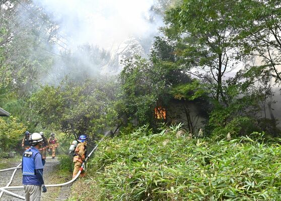 住宅が全焼し、遺体が見つかった火災現場＝21日午後３時45分、那須町高久甲
