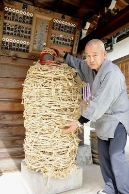　「しばられ地蔵」と住職の日吉聖順さん＝東京都葛飾区