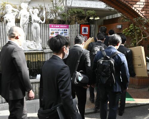 性風俗店の家宅捜索に入る県警の捜査員ら＝10日午後１時10分、宇都宮市江野町