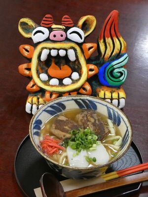 カラフルなシーサーと「軟骨ソーキそば」