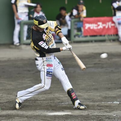４回、勝ち越しの２点適時三塁打を放つ栃木ＧＢの伊藤＝小山運動公園野球場