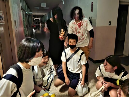 肝試しを楽しむ生徒たち