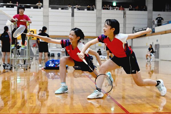 小学生の全国大会で準優勝し、中学でも活躍する皆川（右）・田中組（ＮＡＮＡＨＡジュニア）＝７月12日、県南体育館