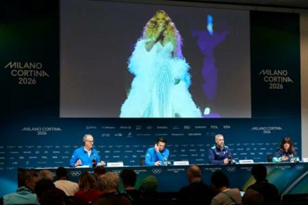 　マライア・キャリーさんが出演した五輪開会式の歌の演出について記者の質問に答える大会組織委の担当者（右端）＝７日、イタリア・ミラノ（共同）
