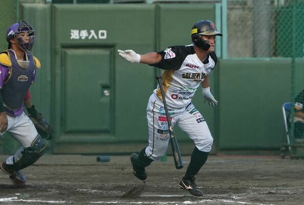 １回、栃木ＧＢの小倉が適時打を放つ＝小山運動公園野球場、橋本裕太撮影