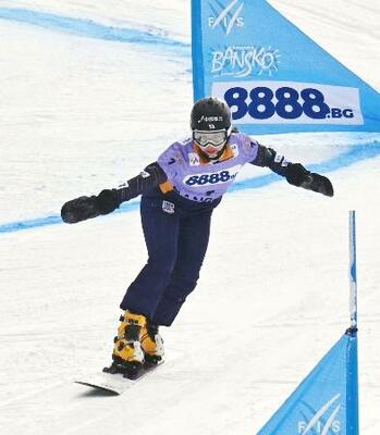 　決勝トーナメント１回戦で滑走する三木つばき＝バンスコ（共同）