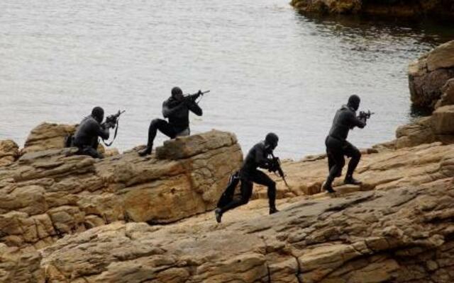 　訓練する米海軍特殊部隊ＳＥＡＬＳ＝２００４年５月（ゲッティ＝共同）