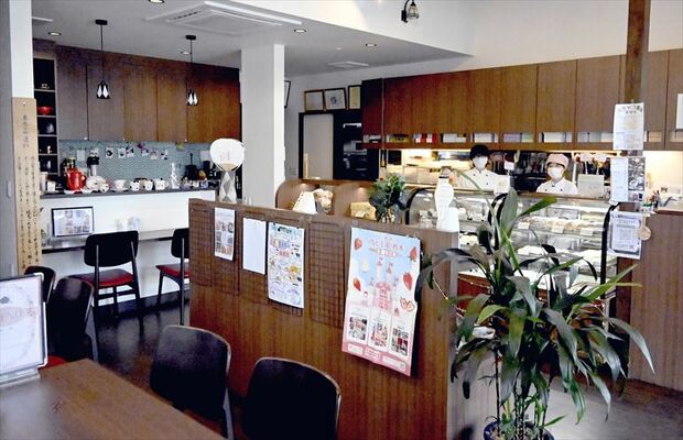 「菓子舗いねや」に併設する落ち着いた雰囲気の店内