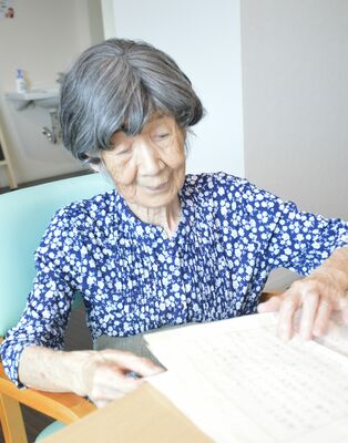 手記を読み返す手塚イツさん