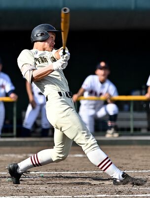 駿台甲府との１回戦で４打数３安打と打線をけん引した作新の澤田＝さいたま市のレジデンシャルスタジアム大宮