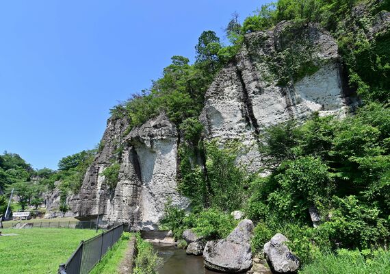 断崖絶壁のように立ちはだかる奇岩（御止山）＝20日午後、宇都宮市大谷町の大谷景観公園