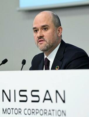 　決算記者会見で説明する日産自動車のイバン・エスピノーサ社長。２年連続の巨額赤字となった＝１３日午後、横浜市