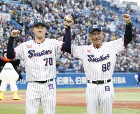 　プロ初勝利を挙げ、池山監督（右）とガッツポーズするヤクルト・広沢＝神宮